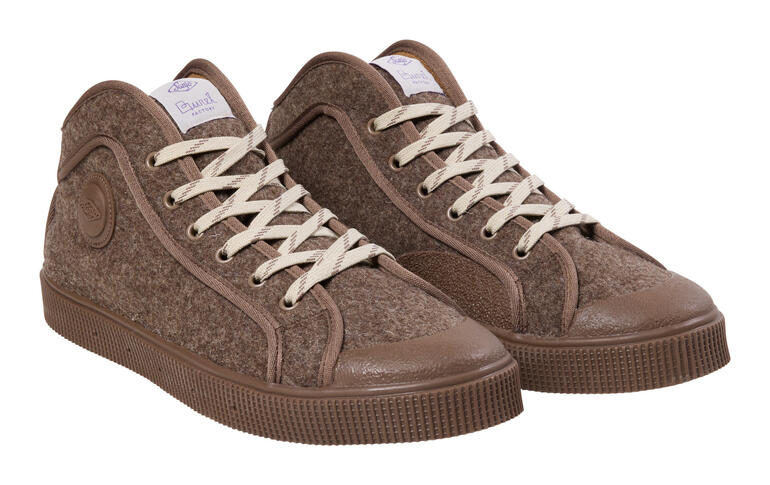 Baskets en feutre taupe avec lacets blancs.