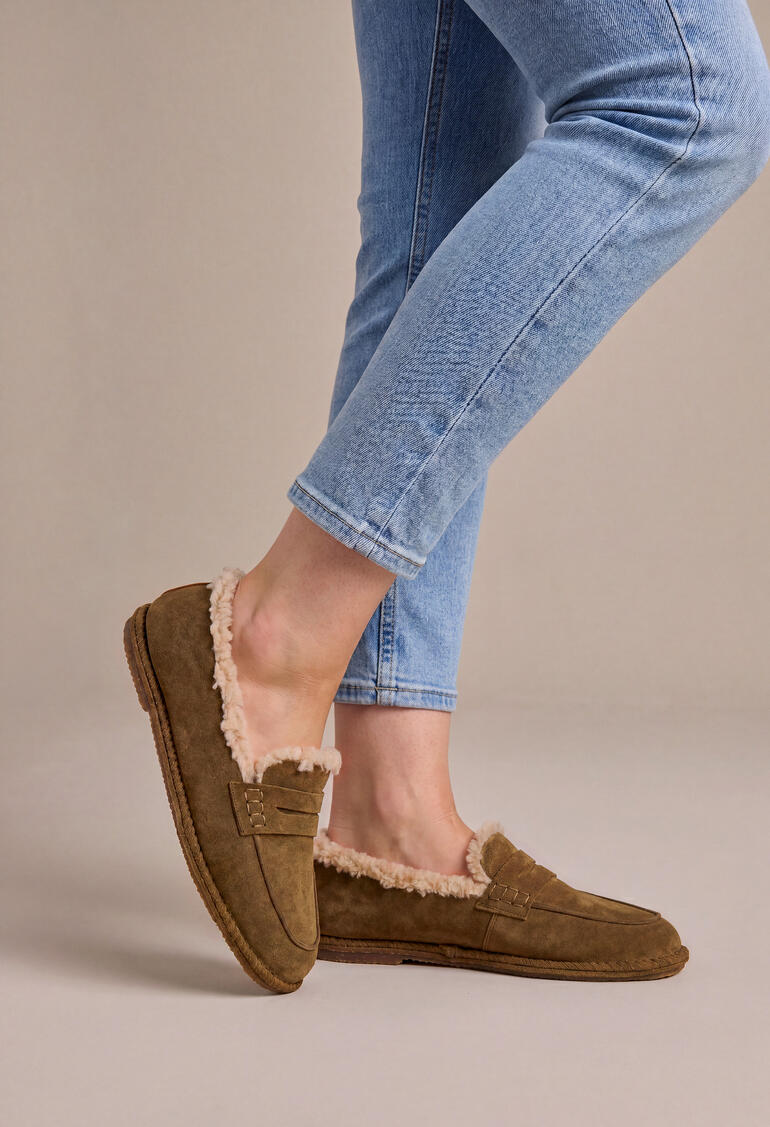 Femme en jeans portant des mocassins en peau de mouton Shirakawa en brun