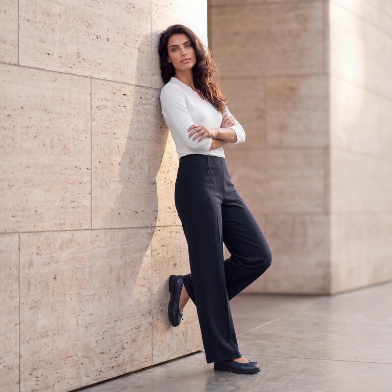 Femme portant un pantalon Soft-Glam bleu de RAPHAELA BY BRAX, posture décontractée