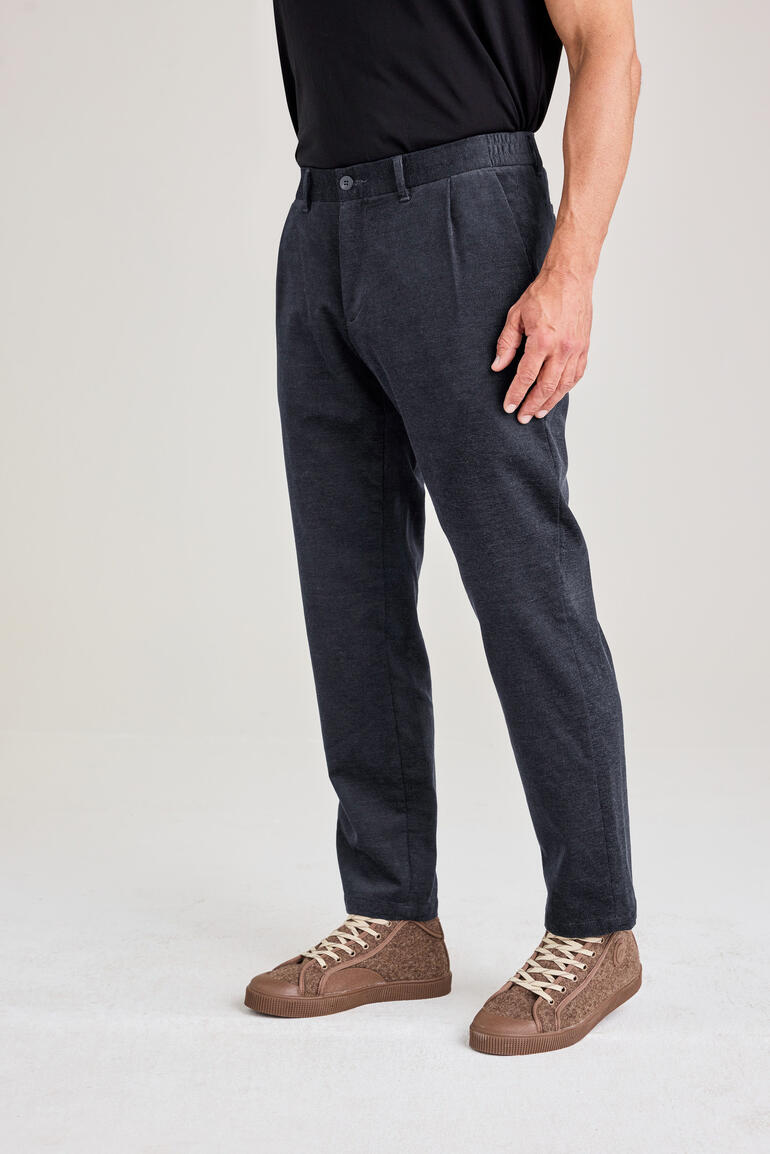 Pantalon en microcord Tencel Charts en bleu-gris, porté par un homme.