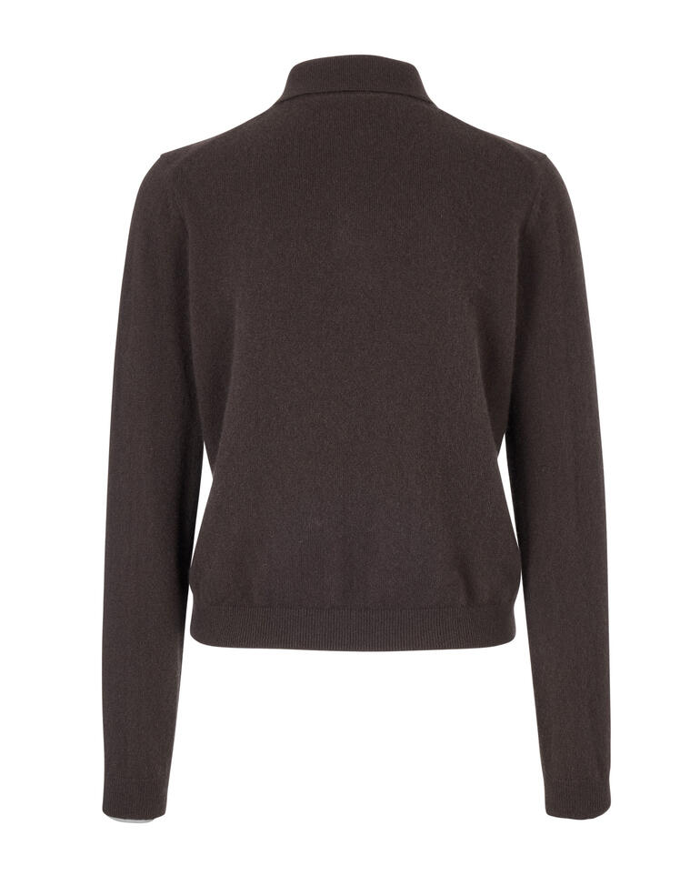 Vue arrière d'un polo en cachemire pour femme marron sur fond blanc