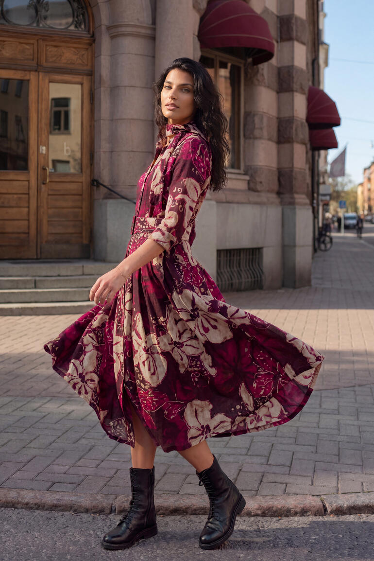 Femme en robe en laine Berry-Flower se retourne dans la rue