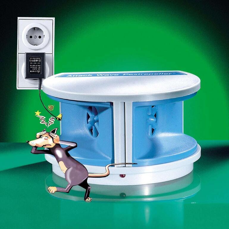 Répulsif à souris à côté d'une prise et d'une souris.