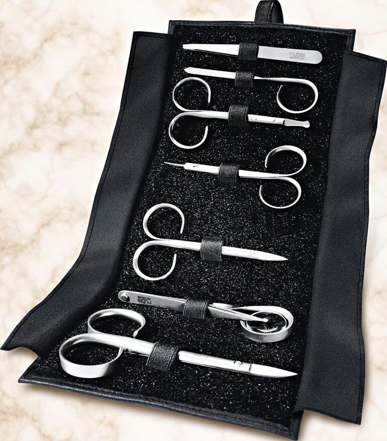 Set de manucure à sept pièces dans une trousse noire.