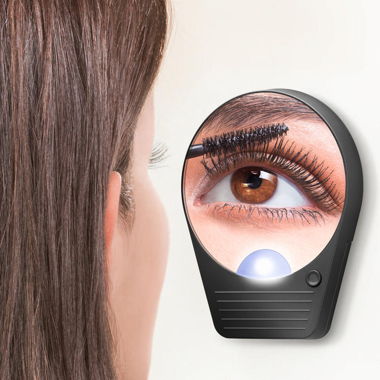 Miroir de grossissement au design moderne, monté sur une table.