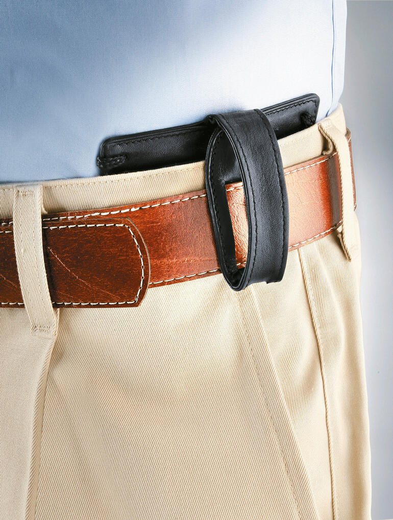Vous pouvez également fixer cette pochette à votre ceinture. Elle sera toujours invisible, même si vous ne portez qu’une légère chemise d’été. Pochette en cuir accrochée à une ceinture, visible sur le pantalon.