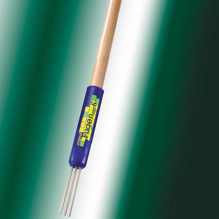 Nettoyant pour joints avec des brosses métalliques longues pour nettoyer les joints.