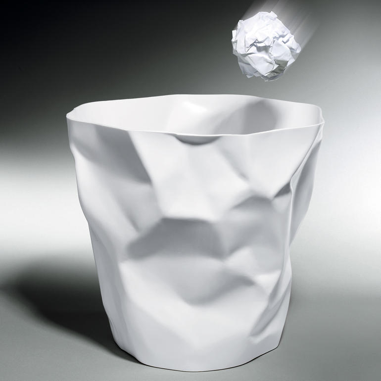 Corbeille en papier froissé blanche avec un papier froissé lancé.